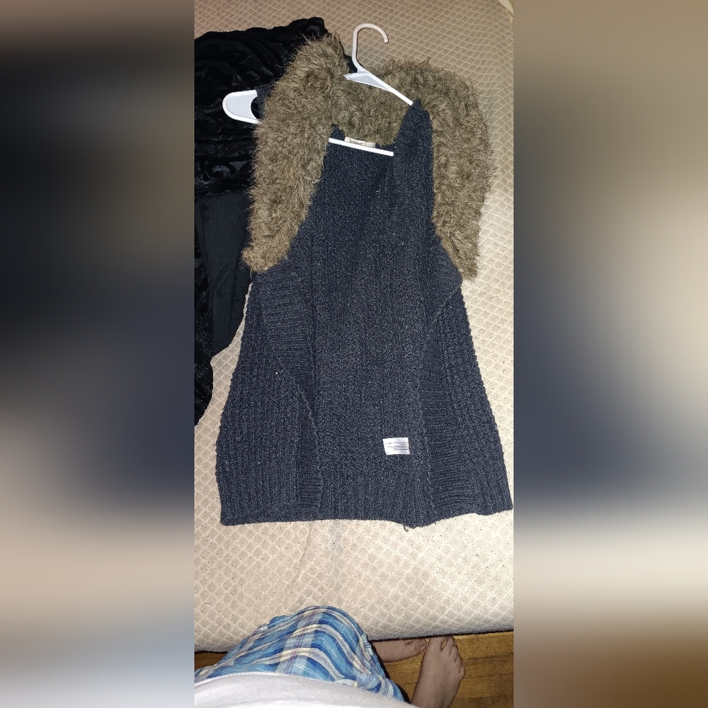 Knitted sweater fake  fur collar throw over